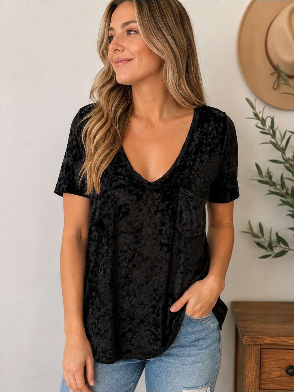 POL Crushed Velvet V-neck T-shirt • medium • black